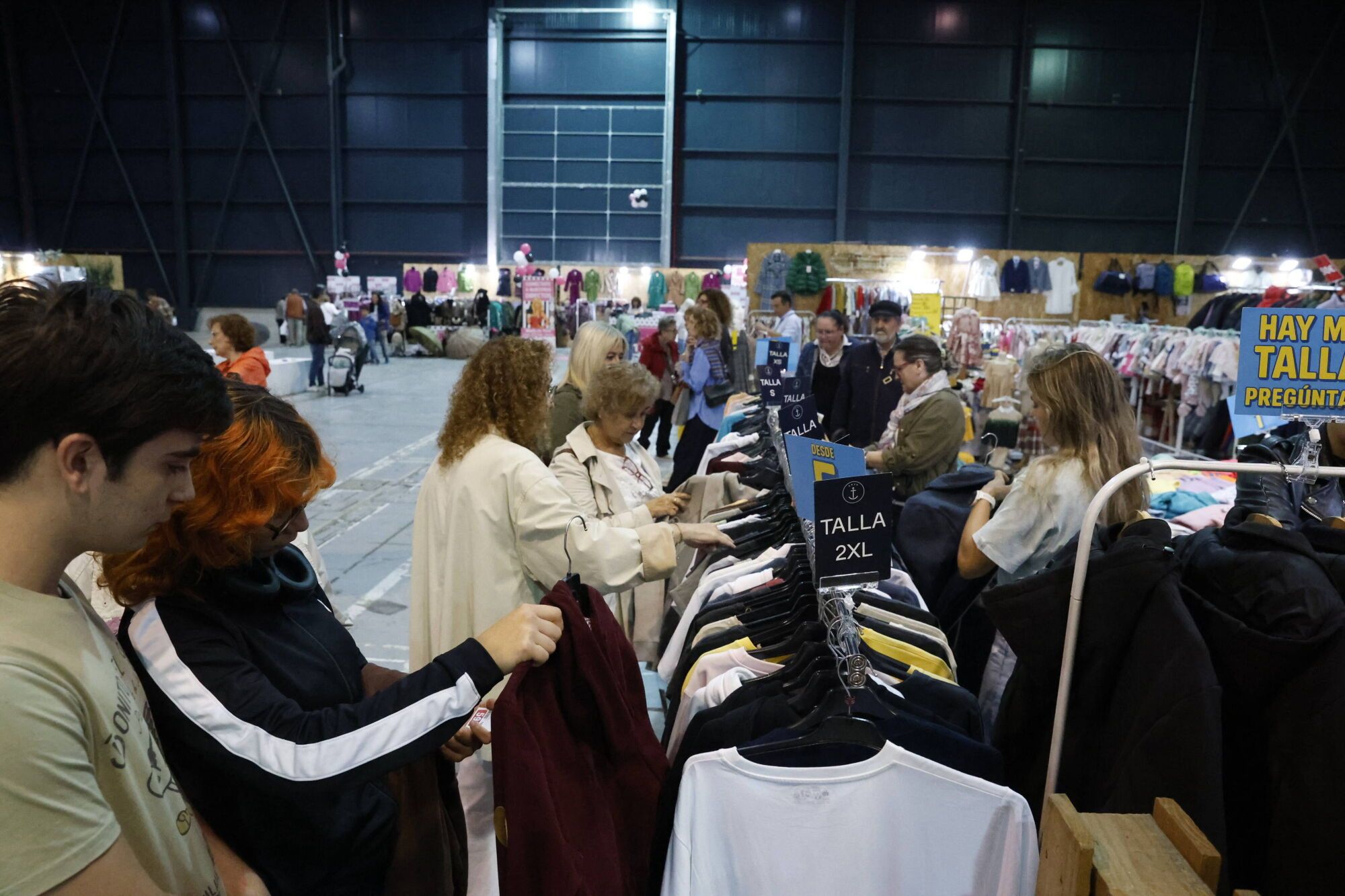 EN IMÁGENES: La Feria de Stocks regresa a Gijón con más expositores que nunca: "Es un gran escaparate para los comercios locales"