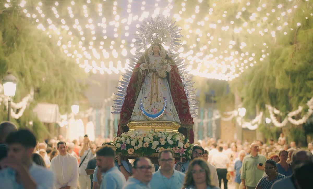 La llegada de la Virgen de la Piedad al parque venerada por sus vecinos.