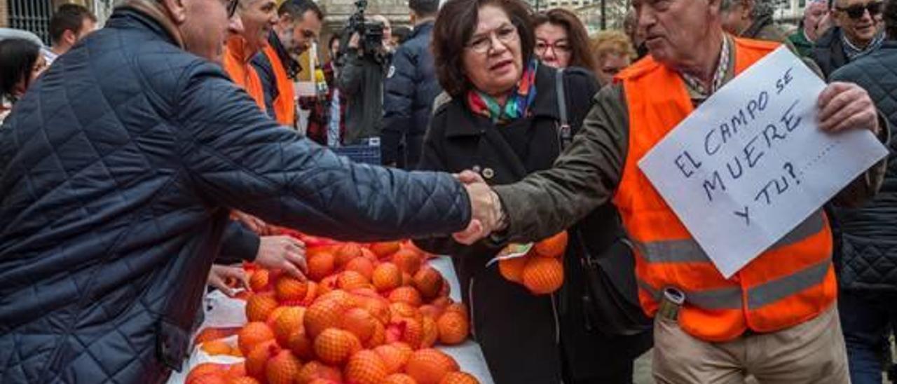 Aguado, ayer, repartiendo fruta frente a la plaza de toros.