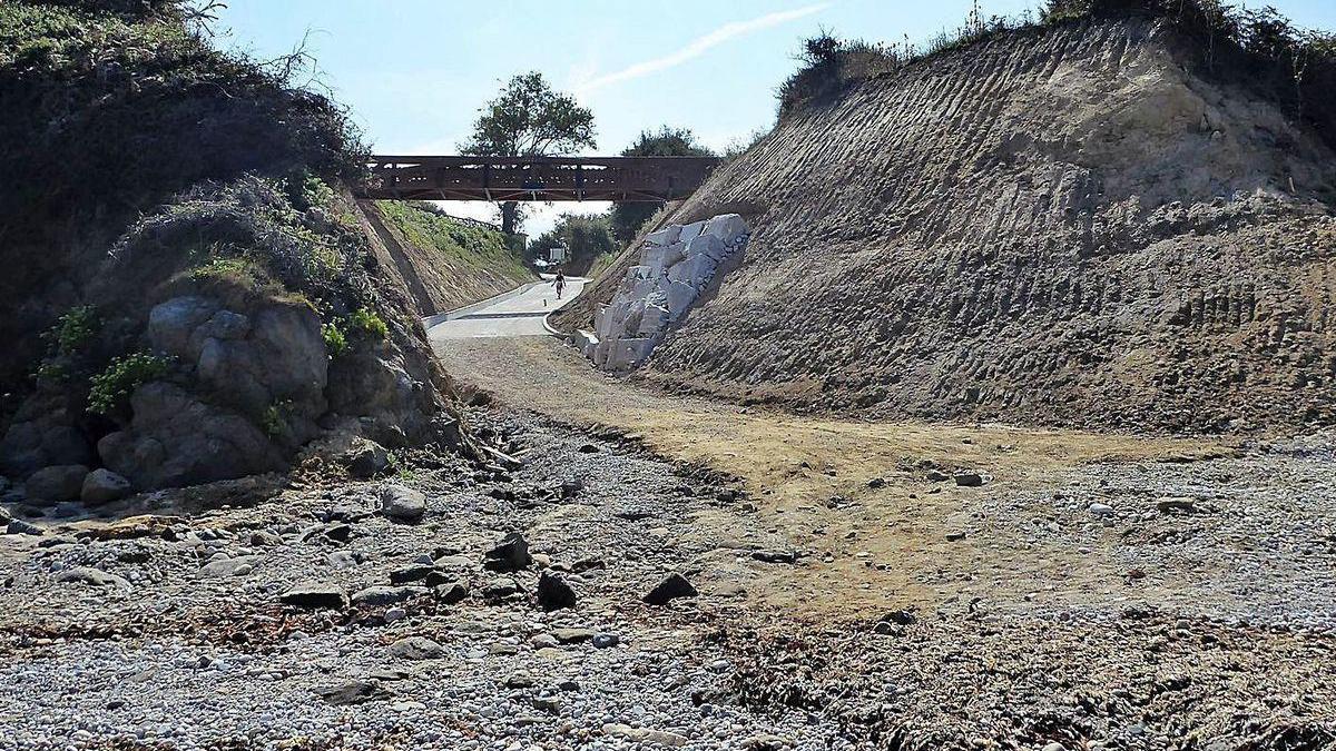 Desprendimiento de tierra bajo la pasarela del parque.