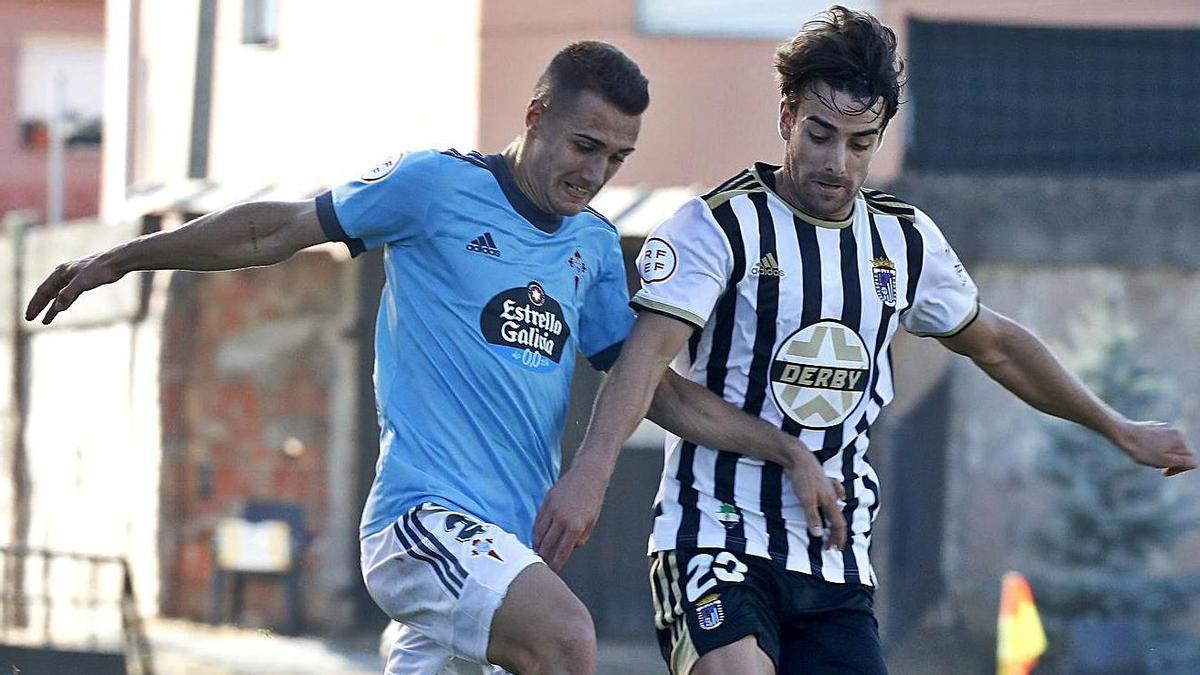 El lateral del Celta B Carrique conduce el balón ante Isi Gómez, del Badajoz. |  // RICARDO GROBAS