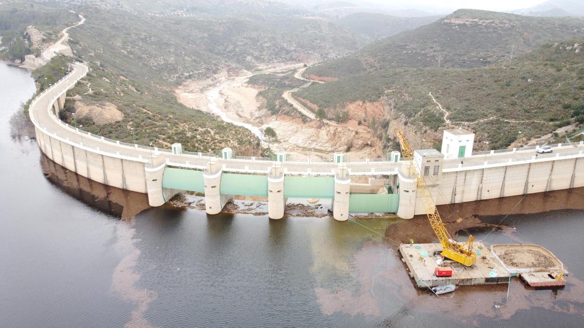 Obras para la retirada del tapón de sedimentos en la presa de Forata.