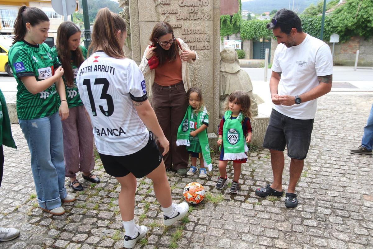 El pequeño, con las jugadoras del Bembrive.