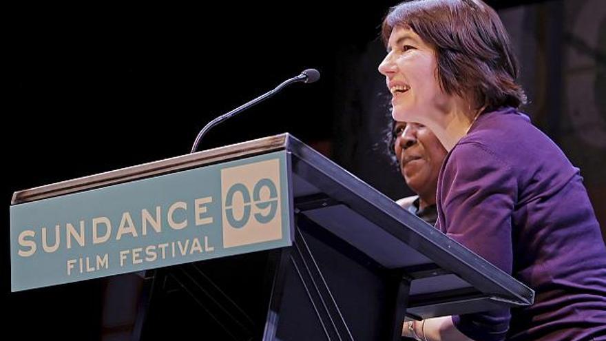 La directora británica Kim Longinotto  recibe el Gran Premio del Jurado a Mejor Documental en la categoría de Cine Mundial por la cinta &quot;Rough Aunties&quot;, en el Festival de Cine de Sundance, en Park City, Utah (Estados Unidos).