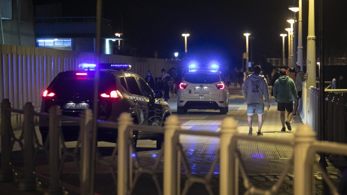 Policía patrulla la playa de salinas