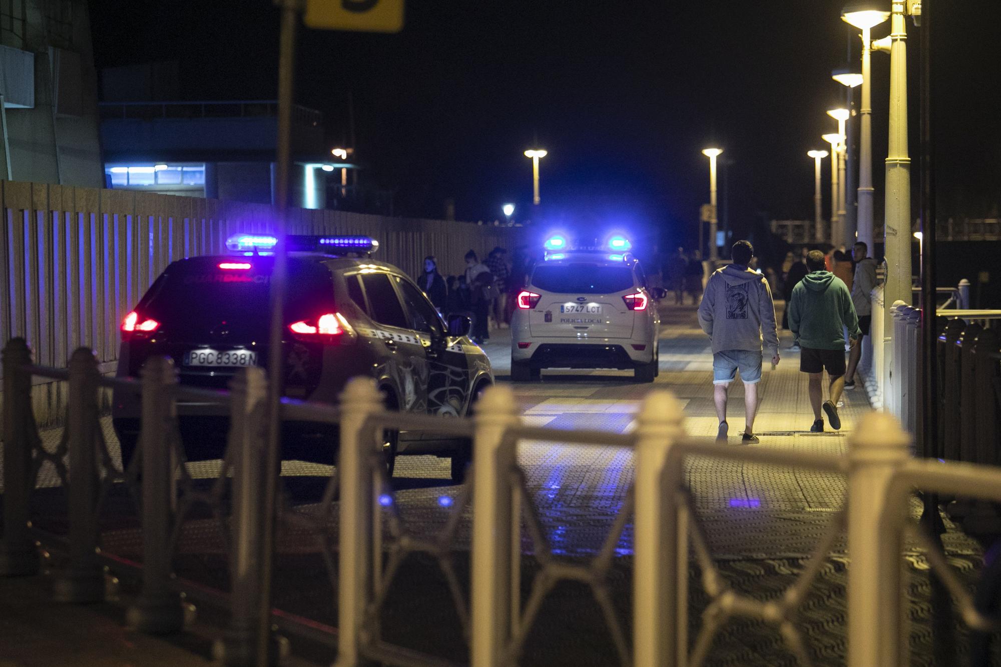 Policía patrulla la playa de salinas