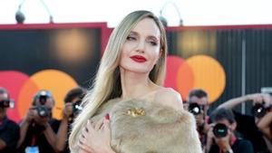 Angelina Jolie, enlluernadora tornada com a Callas