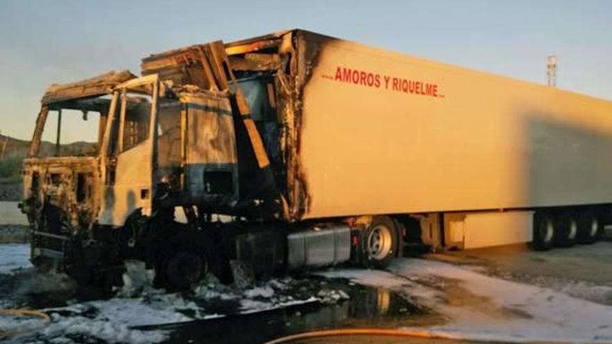 Arde un camión frigorífico en una gasolinera de Segorbe