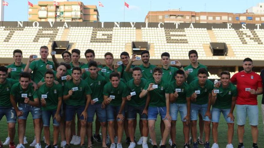 Los chavales del Juvenil A del FC Cartagena enseñan sus recién adquiridos carnés para esta próxima temporada.