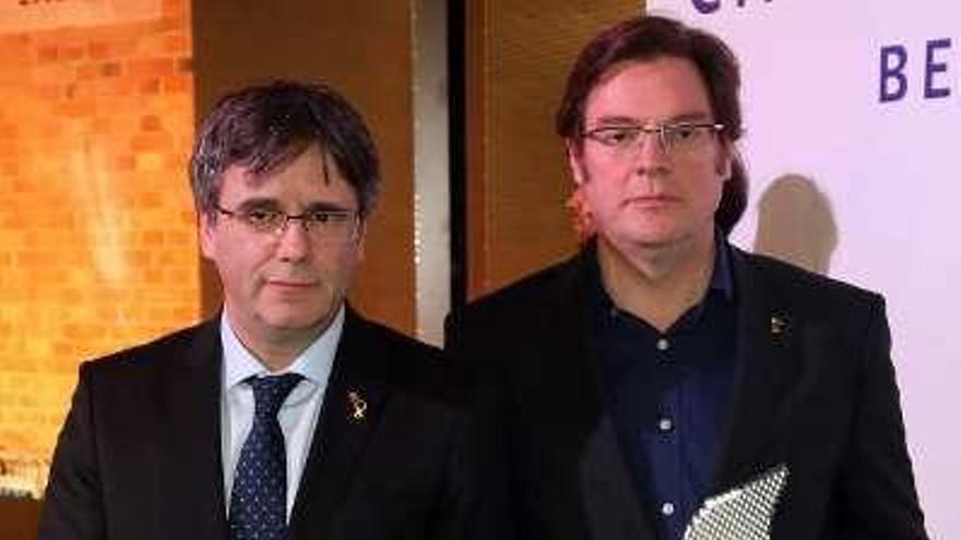 Carles Puigdemont (izq.) y el director Álvaro Longoria (dcha.), con el premio. // F.T.