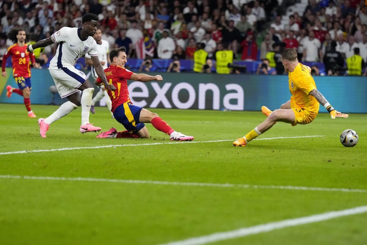 Oyarzabal marca el gol del 2-1 para España.