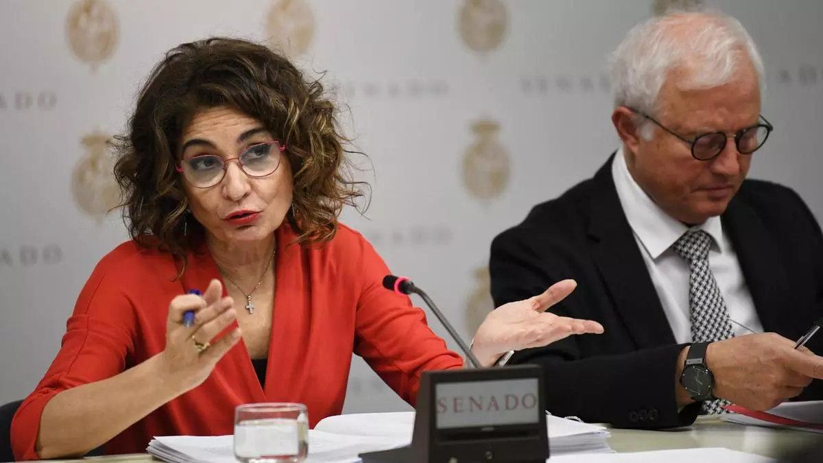 La vicepresidenta María Jesús Montero, junto al presidente de la Comisión de Hacienda del Senado, Eloy Suárez, durante su comparecencia este jueves.