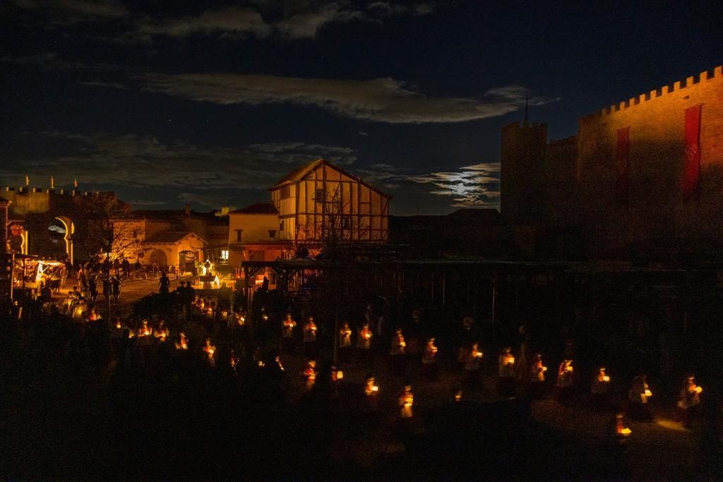 Los niños del coro recorriendo las calles hasta la puerta del mercado