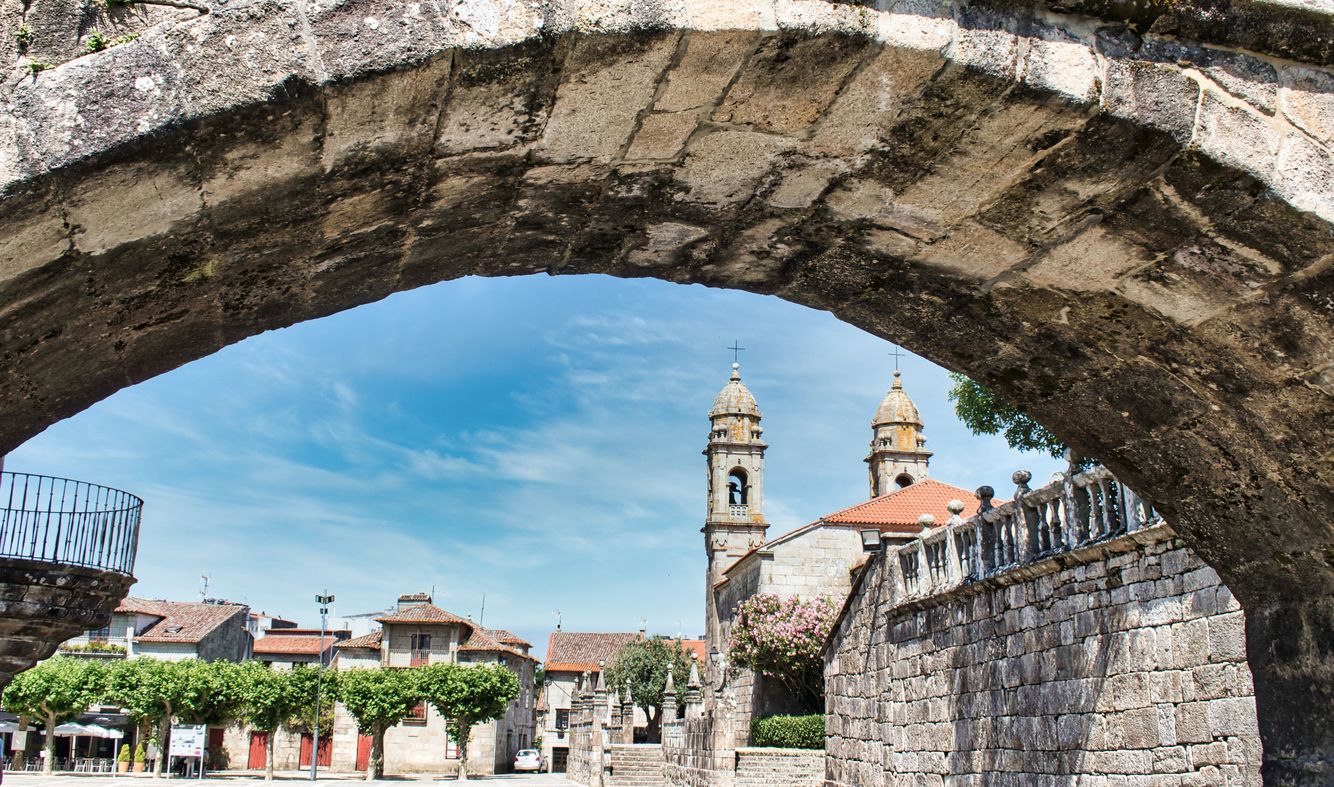 Arco de piedra y la iglesia de San Benito en el barrio antiguo de la villa de Cambados.
