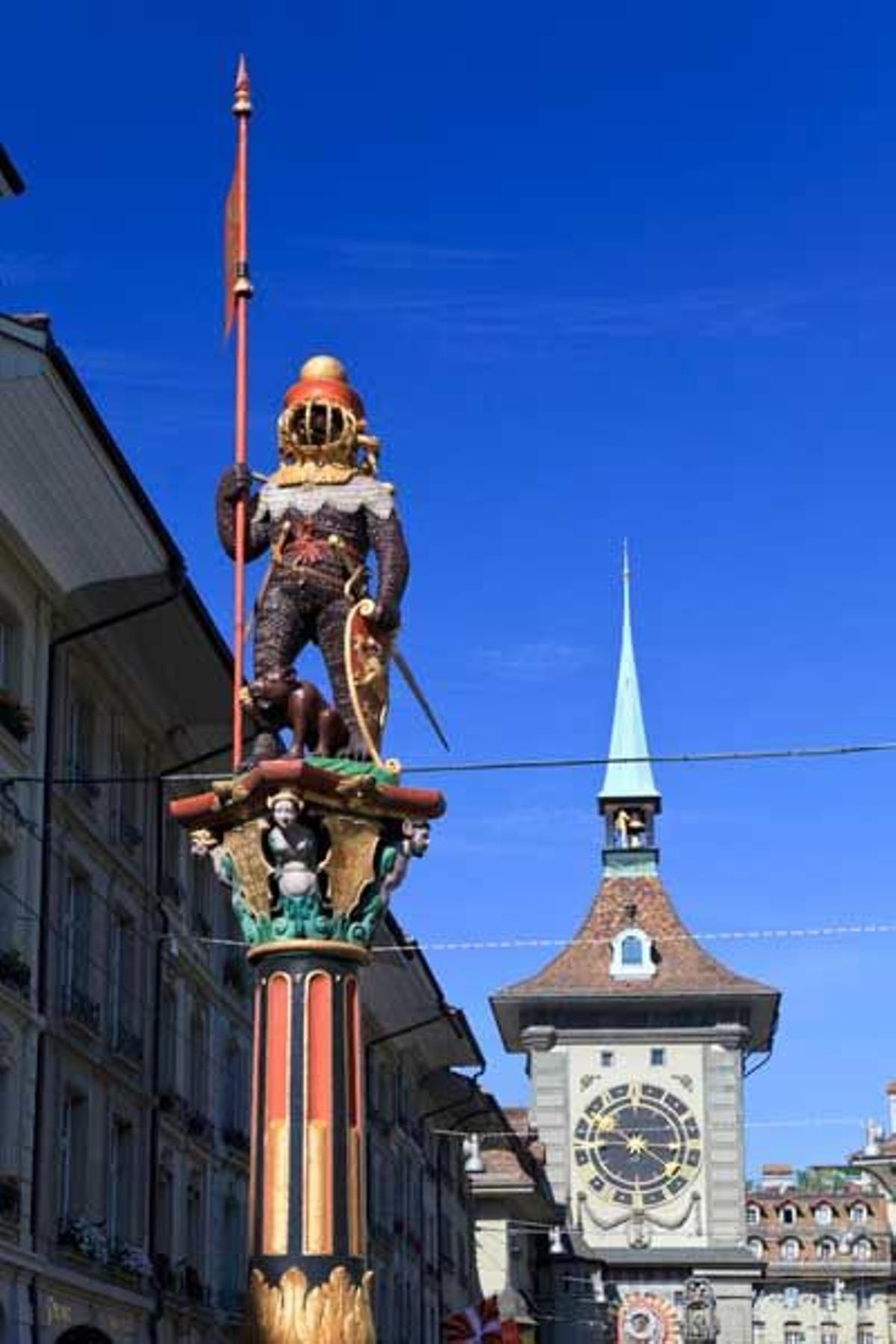 La fuente de los Mosqueteros se encuentra frente a la Torre del Reloj de Berna.