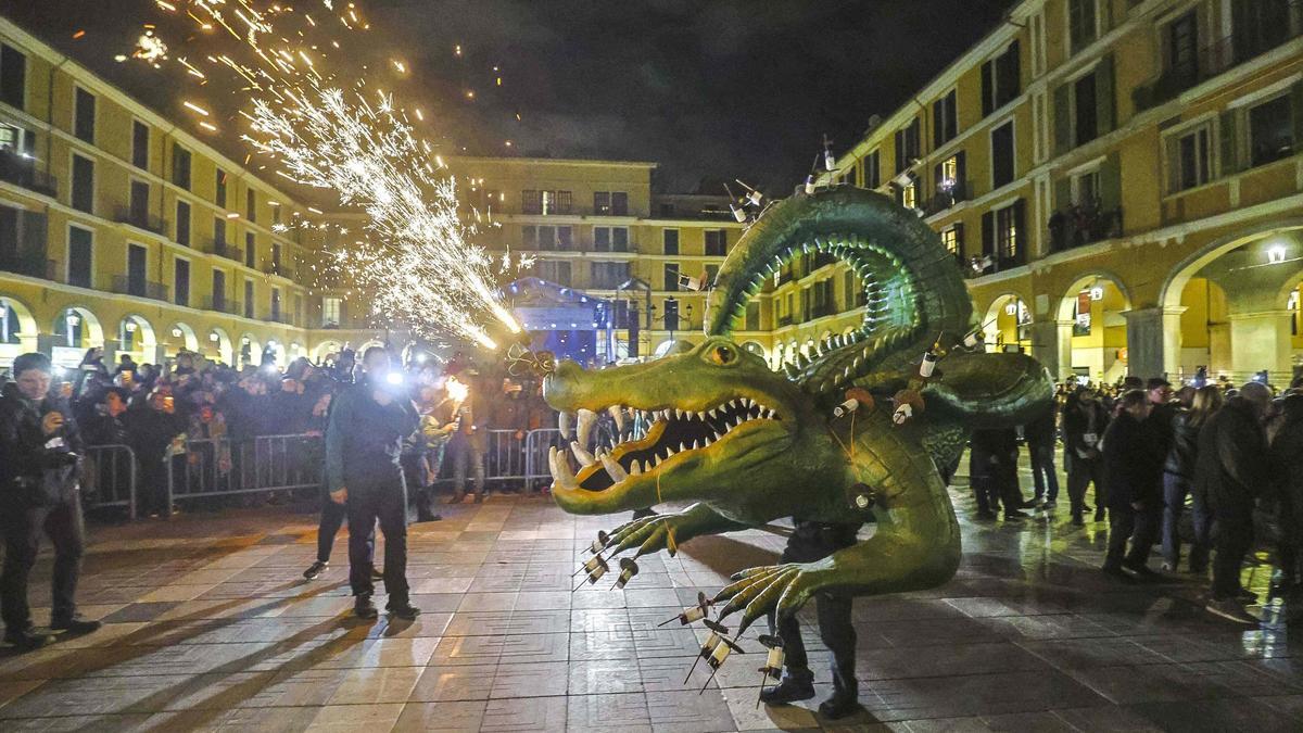 El Drac de na Coca en la plaza Major durante las fiestas de Sant Sebastià 2025.
