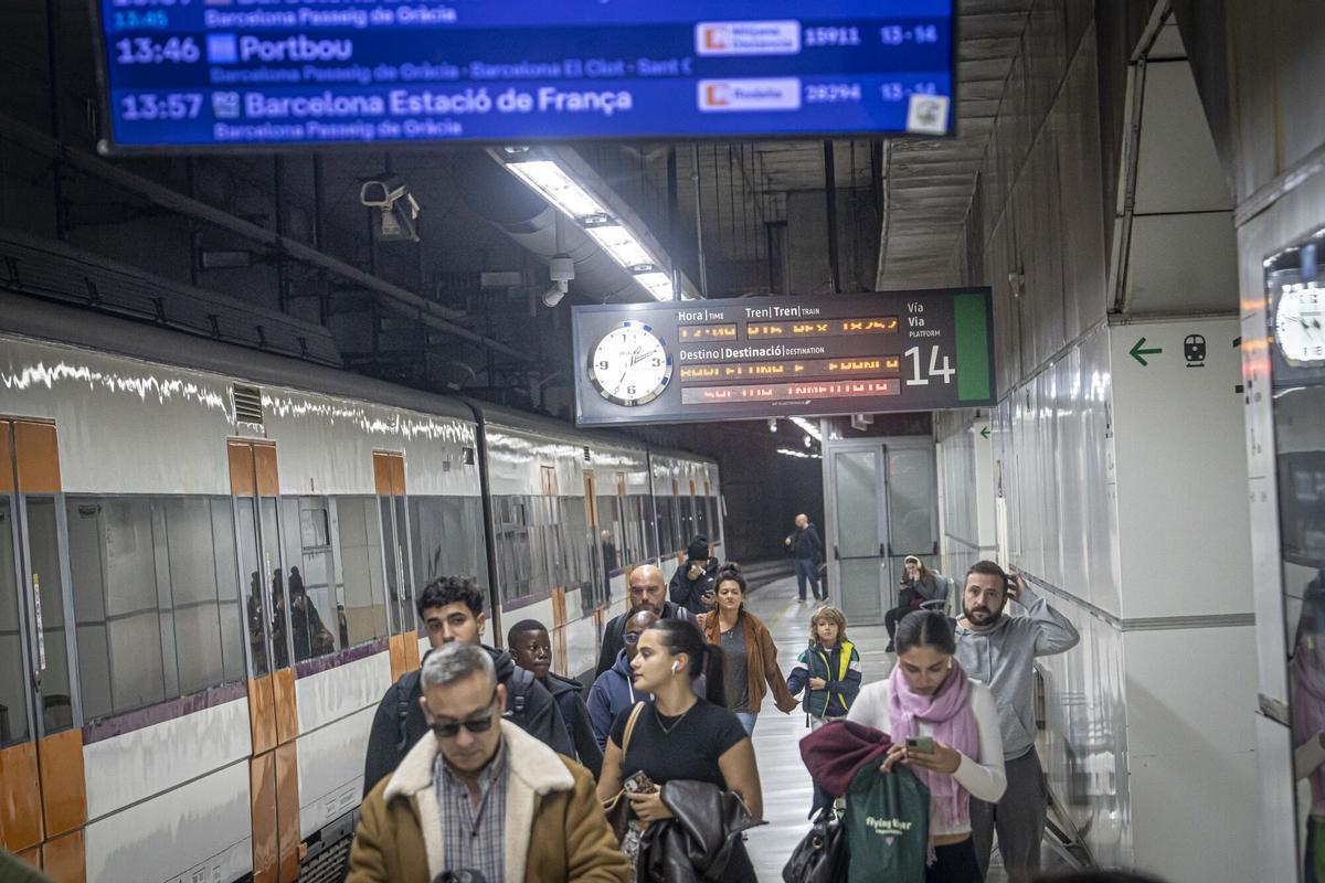 Barcelona 26/10/2025 Barcelona. Foto de pantallas en una estación de Rodalies. sANTS ESTACIÓ. tEMA RODALÍES, retrasos, trenes... AUTOR: MANU MITRU