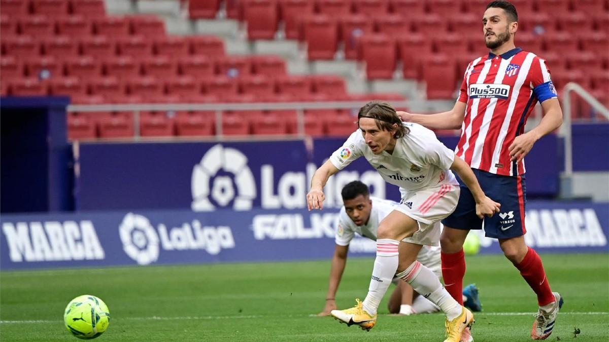 Koke, en una acción ante Modric, durante el derbi madrileño