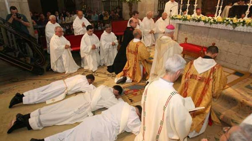 Los tres sacerdotes durante la ceremonia de ordenación, tras el obispo de la diócesis de Tui-Vigo, monseñor Luis Quinteiro.  // Jesús de Arcos