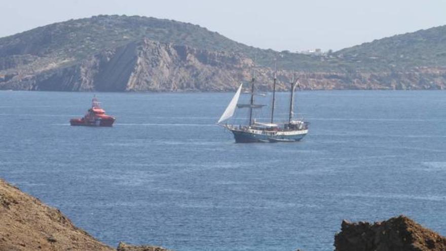 El barco ´Atlantis´, encallado entre la costa de Santa Eulària y el islote de Tagomago, en Eivissa.