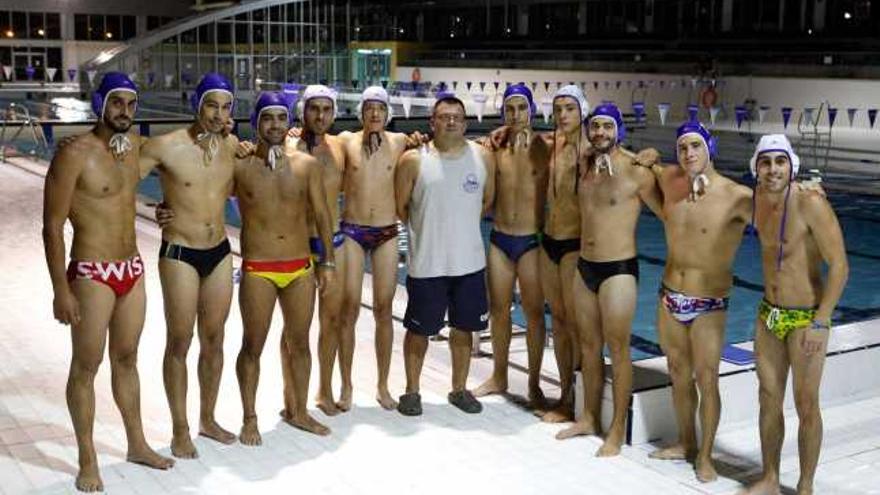 Miembros del equipo de waterpolo del Club Natación Ciudad de Oviedo, con Pablo Hurlé en el centro.