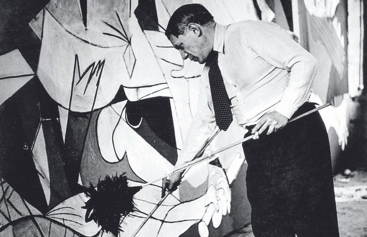 &quot;Figuras al borde del mar&quot;, 1931. Arriba, el &quot;Guernica&quot;, 1937. Debajo, Picasso trabajando en el cuadro en París.