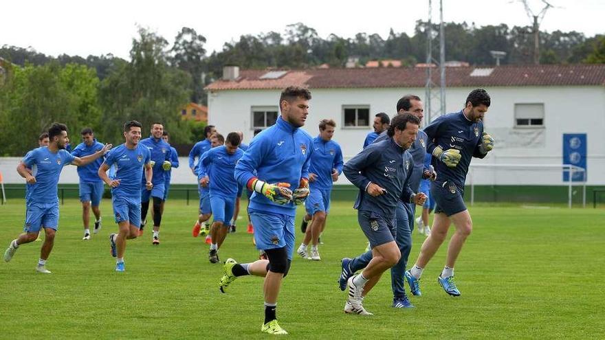 Los jugadores y cuerpo técnico del Pontevedra realizan carrera continua en un entrenamiento en A Seca esta temporada