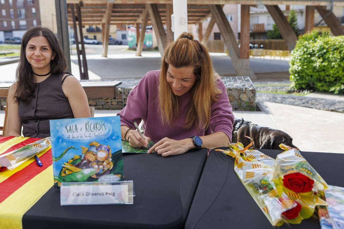 Imatges de la signatura de llibres d'autors locals a Sant Fruitós de Bages