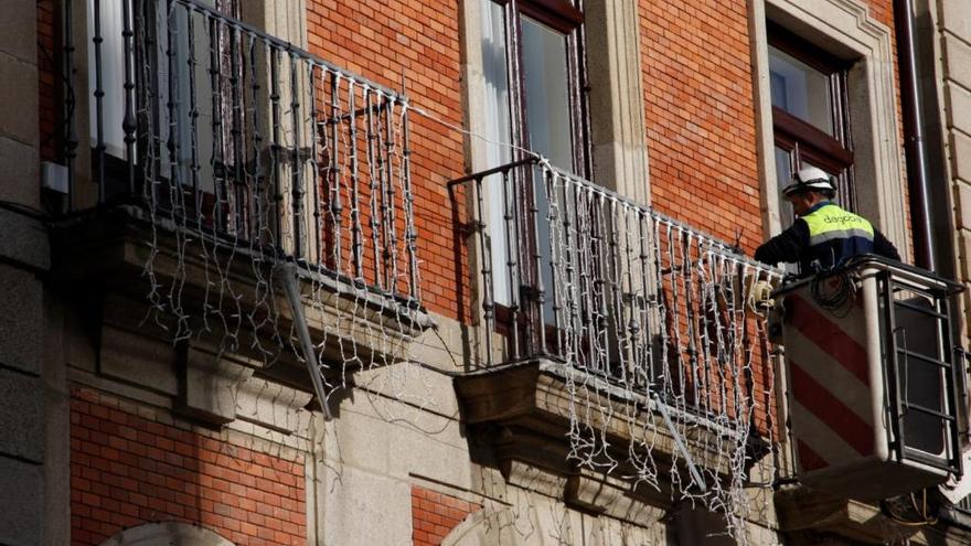 Los operarios decoran la fachada del Ayuntamiento de Zamora.