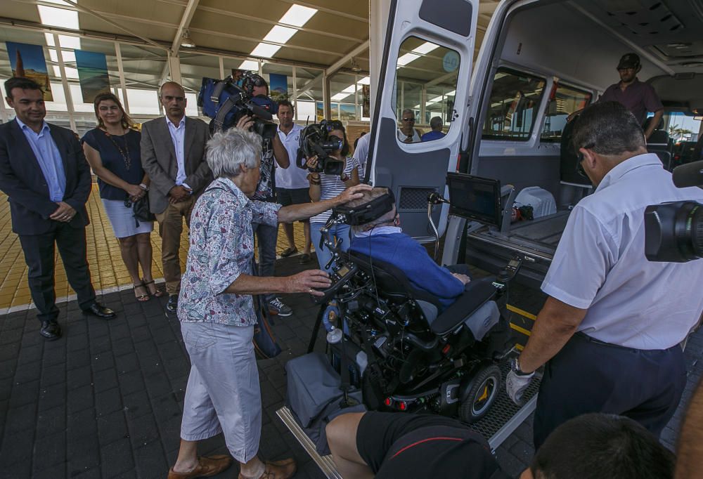 12/06/2016 CULTURA CIENCIA Llegada del físico Stephen Hawking al muelle de santa cruz en el crucero Britannia y  recibo por representantes del cabildo  puertos de tenerife y cámara de comercio para pasar un descanso en la isla y participar en el homenaje de STARMUS