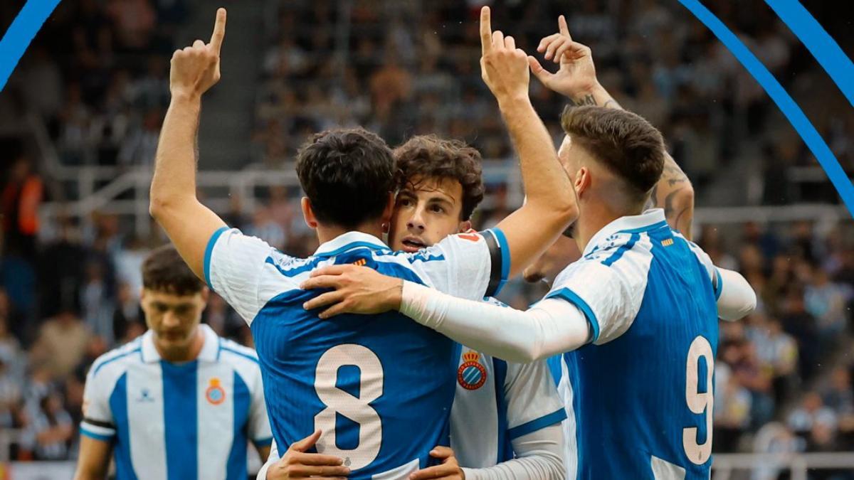 Los jugadores del Espanyol celebran el primer tanto ante el Newcastle