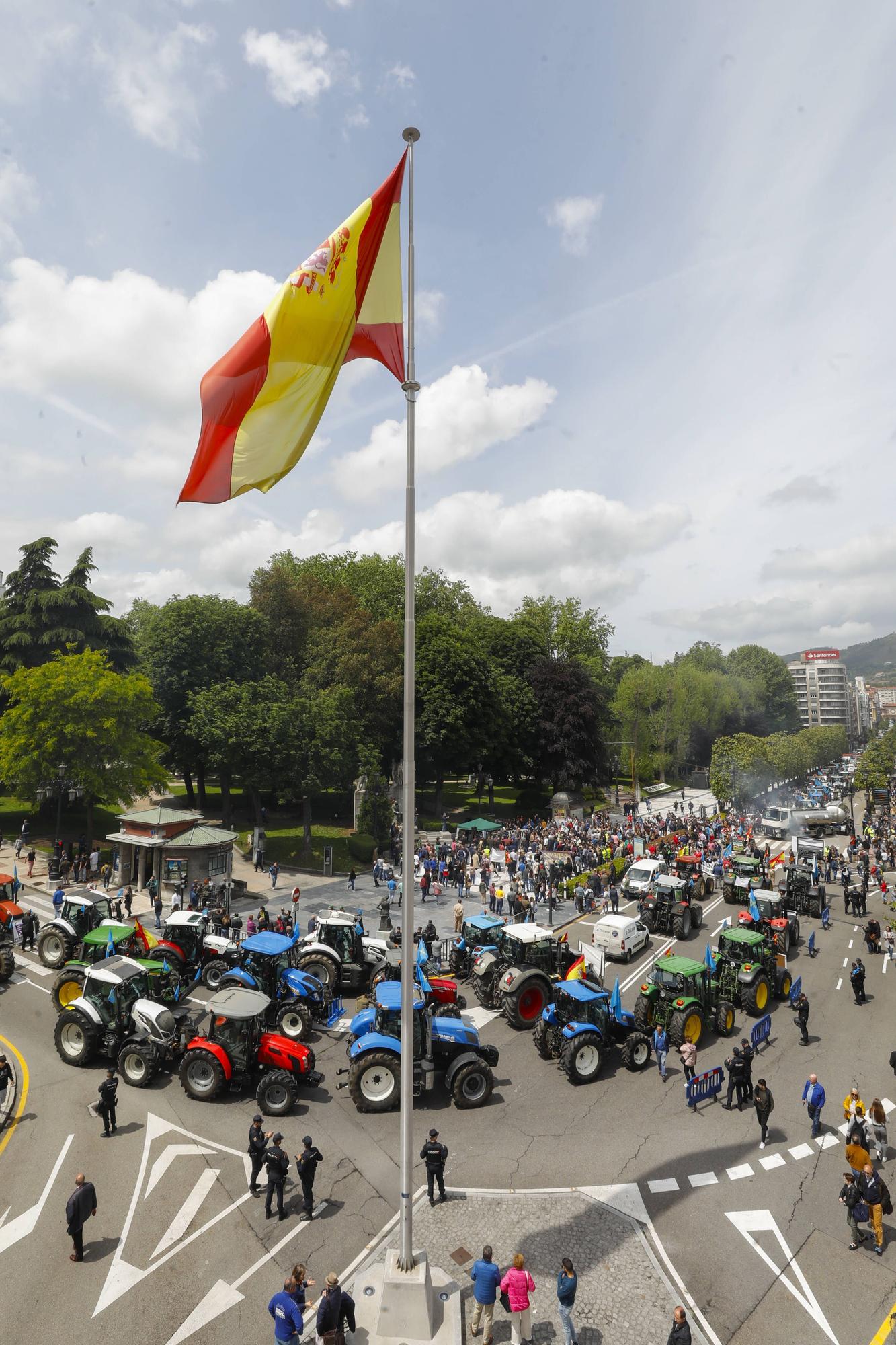 EN IMÁGENES: Así fue la tractorada de protesta del campo asturiano en Oviedo