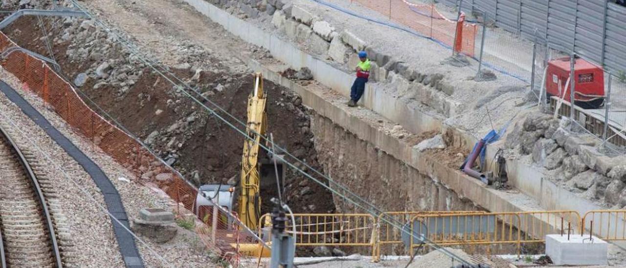 Una excavadora, trabajando a la altura de Valnalón.