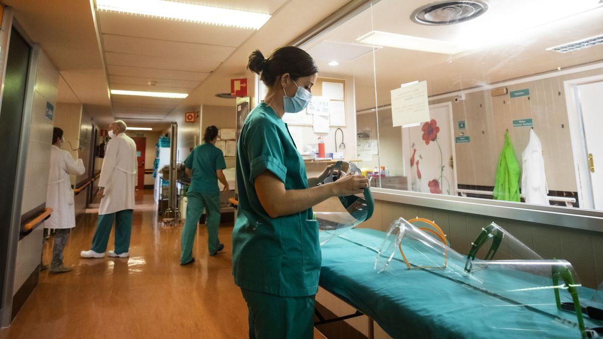 Varios sanitarios en el pasillo de un hospital aragonés.