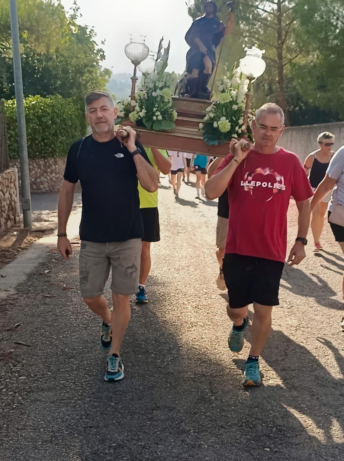 Alcalde de Estivella portando a Sant Roc en romería