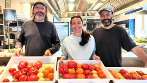 Carlos Orta, Agathe Arnaud y Roger Co, en la cocina de Villa Más.