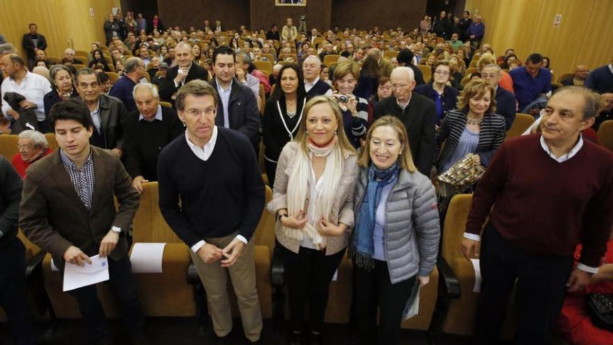 Gago, Feijóo, Muñoz, Pastor y Figueroa, ayer, durante el acto del PP en Bembrive. // Marta G. Brea