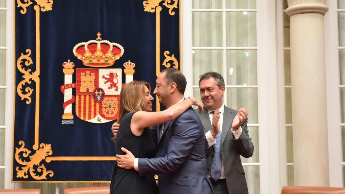 Alfonso Rodríguez Gómez de Celis se abraza con Susana Díaz en la toma de posesión. / Jesús Barrera