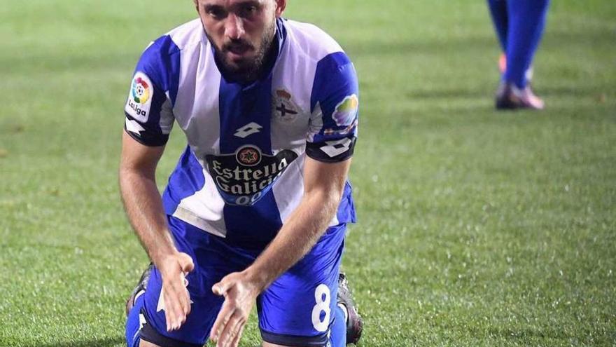 Emre Çolak, arrodillado sobre el césped de Riazor.