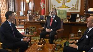 El presidente del Gobierno español, Pedro Sánchez (i), y el rey de Marruecos, Mohamed VI (c) en su primer viaje oficial de esta legislatura a Marruecos, a 21 de febrero de 2024, en Rabat (Marruecos). El viaje de Sánchez, acompañado por el ministro de Asun