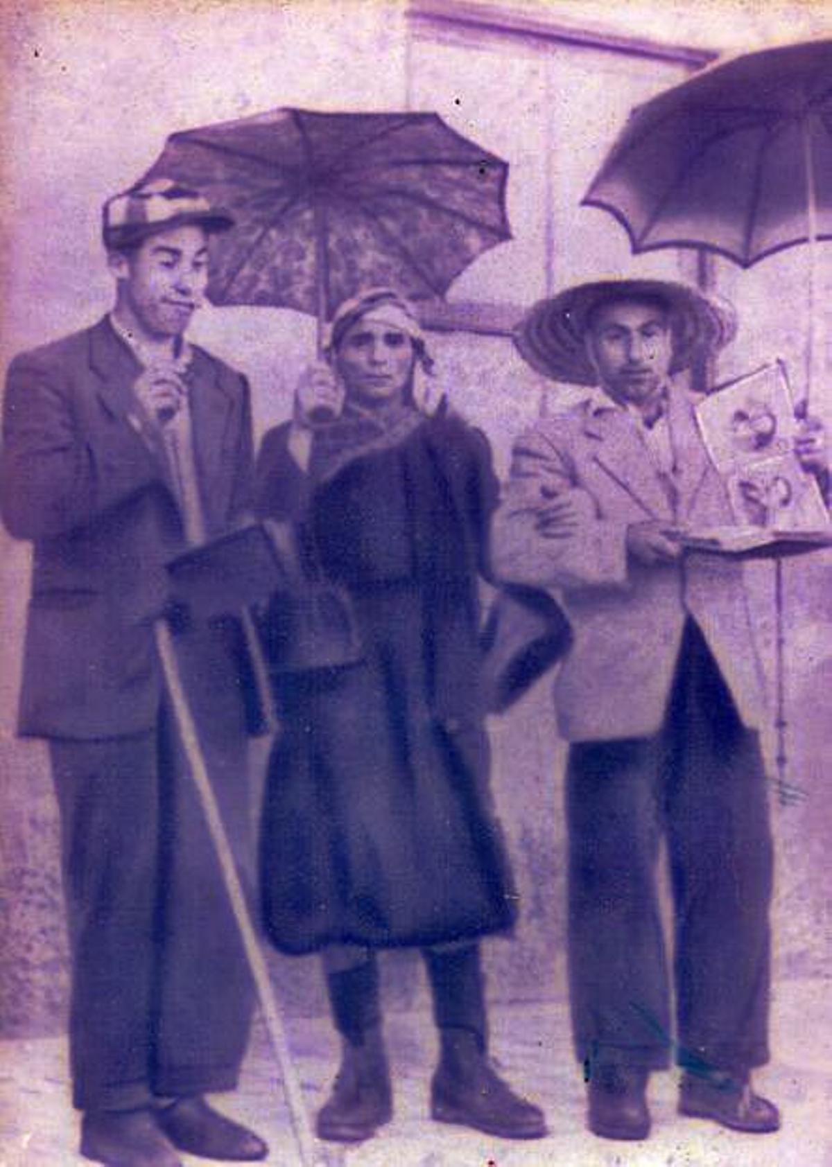 Carnaval de Vilanova sobre 1950. Roque Solla, Jose o Raxeiro e Manuel Blanco.  | //