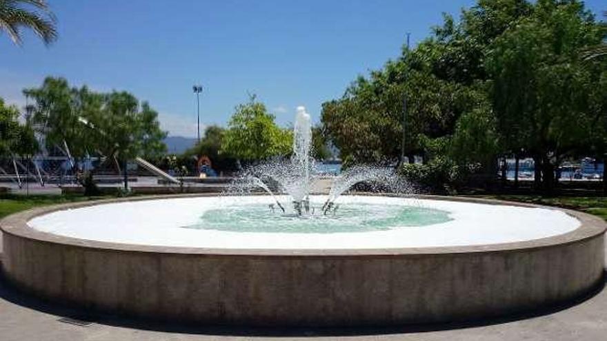 La fuente de la Alameda do Señal, ayer, cubierta de espuma .