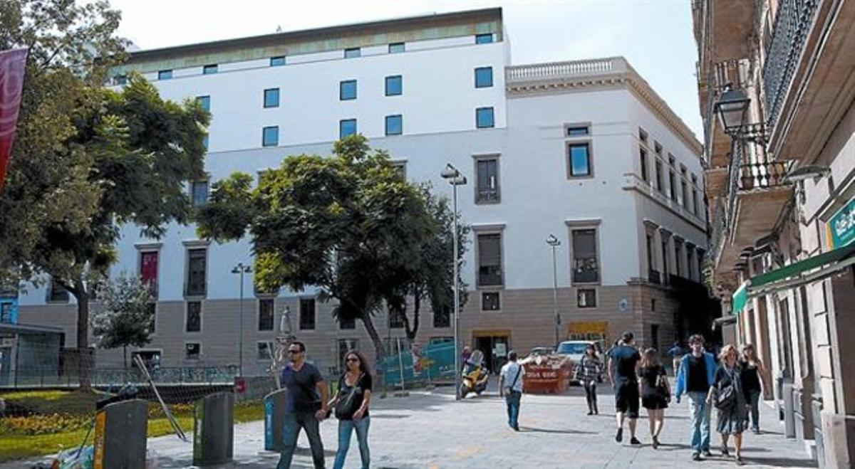 Façana restaurada del Palau Savassona, seu de l’Ateneu Barcelonès, a la plaça de la Vila de Madrid, ahir. Façana restaurada del Palau Savassona, seu de l’Ateneu Barcelonès, a la plaça de la Vila de Madrid, ahir.