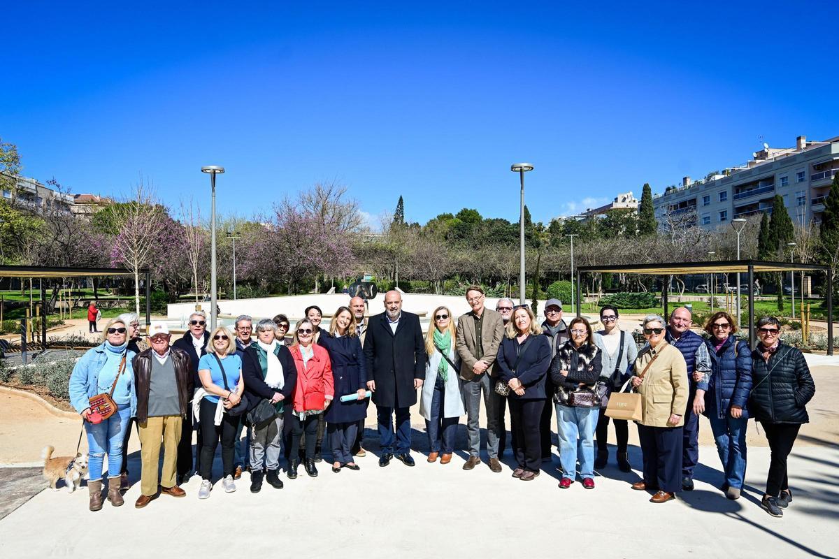 El alcalde con representantes de Cort y de los vecinos, en el Parc de Ses Fonts.