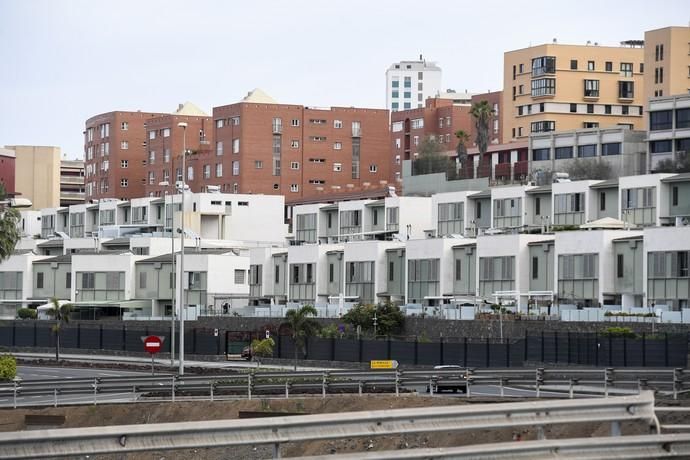 25-12-19 LAS PALMAS DE GRAN CANARI. LA MINILLA. LAS PALMAS DE GRAN CANARIA. Foto de un edificio de dúples en la Avenida de Ansite, número 11, que tienen exceso de altura, con respecto al plan general.  Fotos: Juan Castro.  | 25/12/2019 | Fotógrafo: Juan Carlos Castro