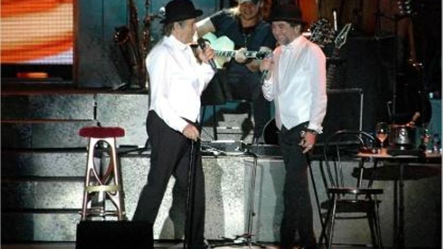 Serrat i Sabina, en un moment de l&#039;espectacle &quot;La Orquesta del Titanic&quot;, dimecres a Sant Feliu de Guíxols.