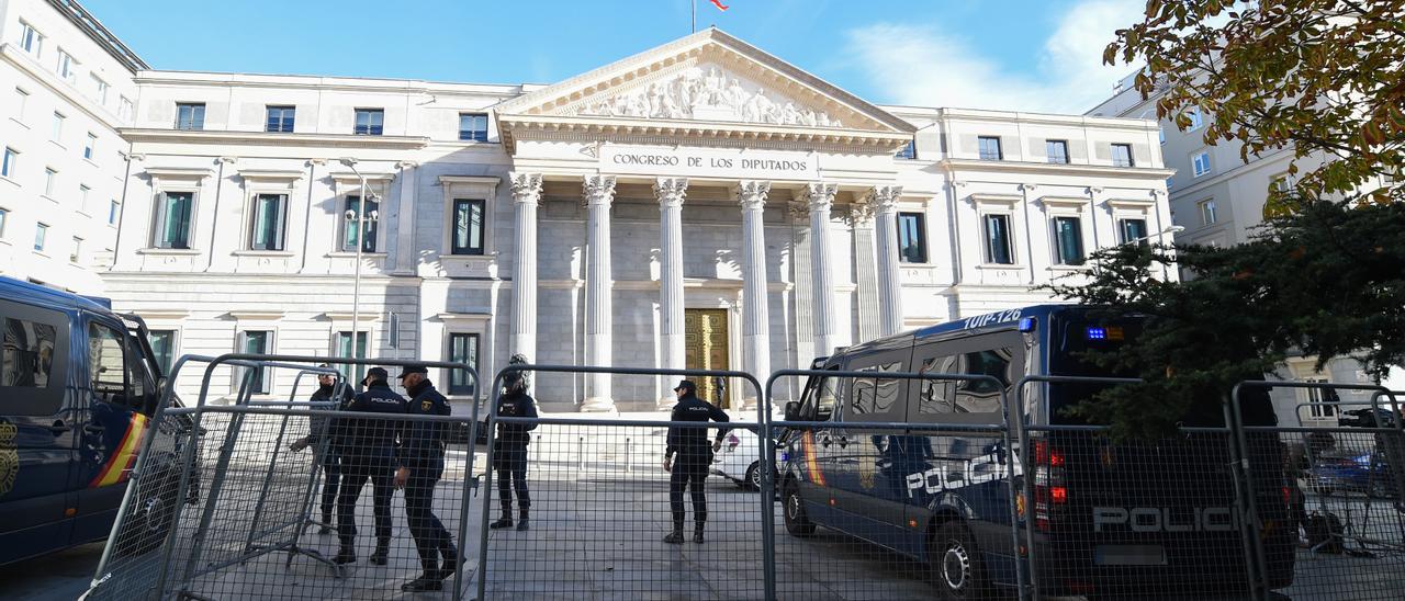 Un furgón de la Policía Nacional controla la zona del Congreso de los Diputados.