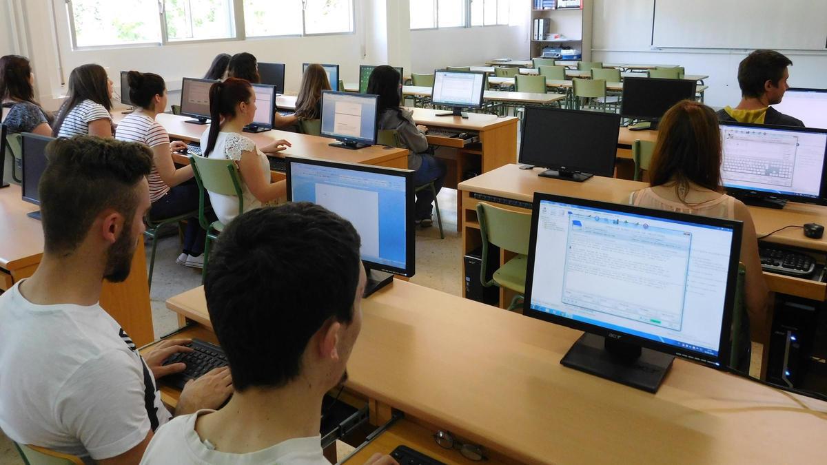 Alumnos de Informática, en una aula.