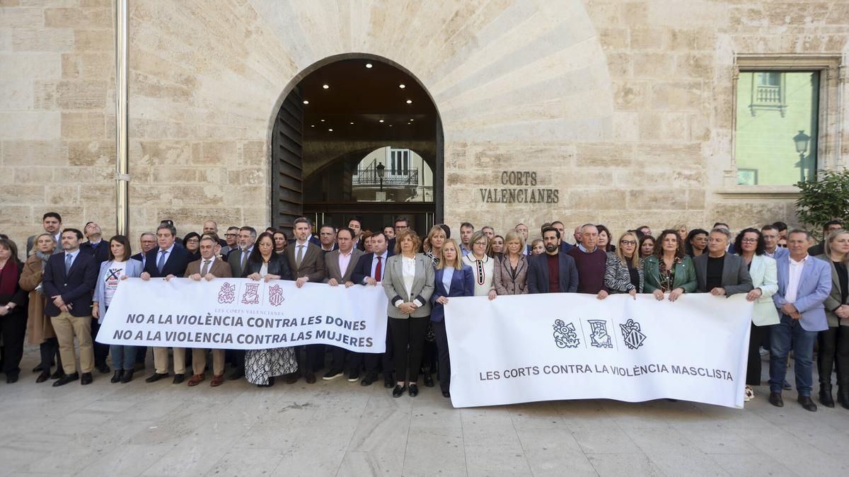 Protesta en las Corts contra la violencia, con dos pancartas