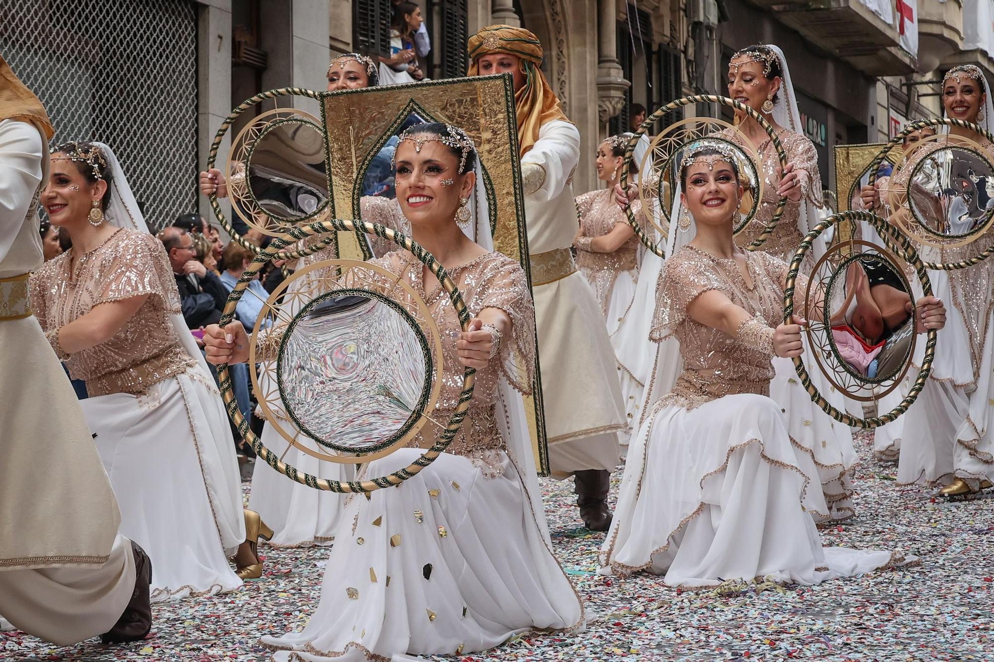 La mujer hace historia en la Entrada Mora de Alcoy